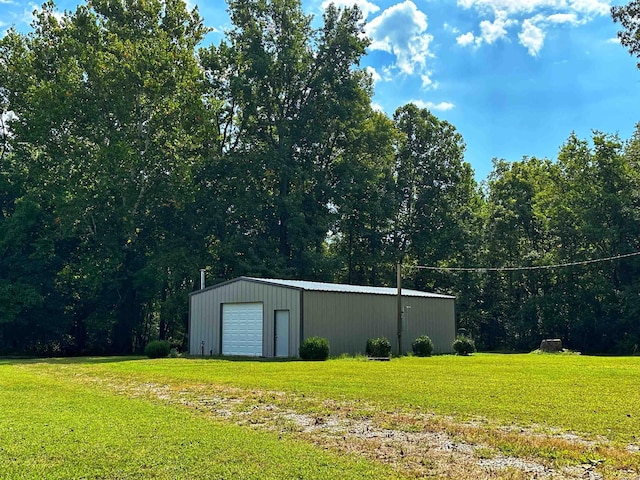 view of yard with an outdoor structure and a garage