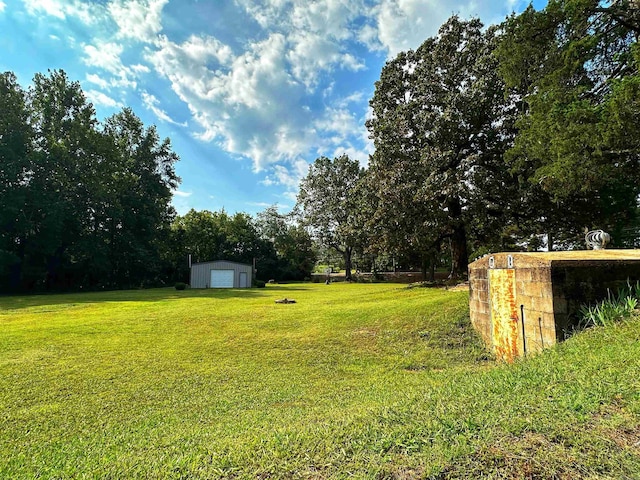 view of yard with an outbuilding