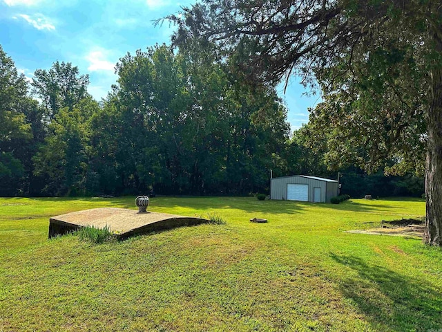 view of yard with an outdoor structure and a garage