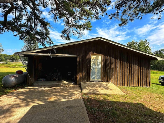 view of front of property featuring a front yard