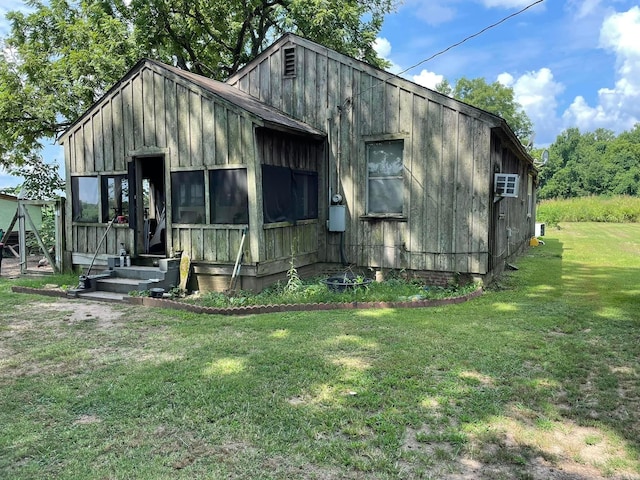 view of front of property featuring a front yard