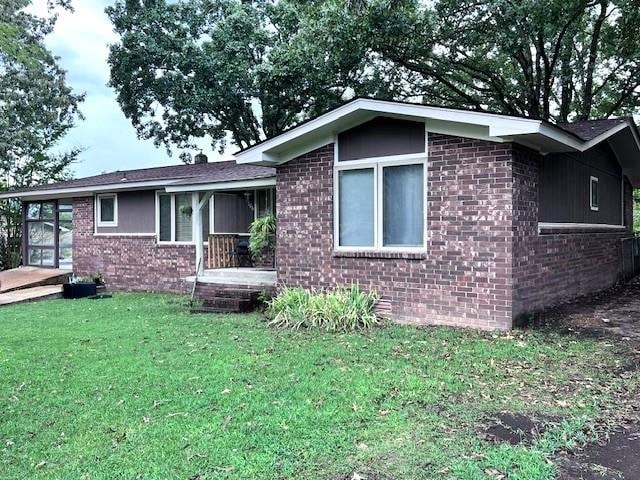 single story home featuring a front lawn