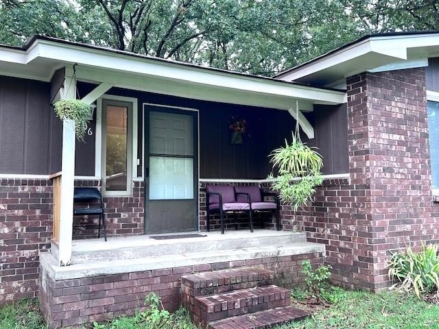 property entrance featuring covered porch