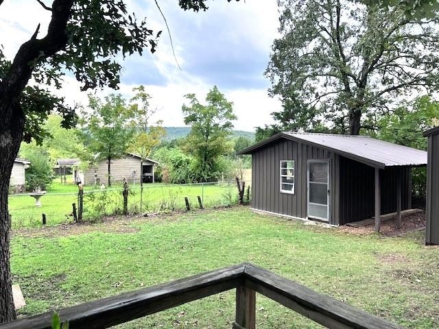 view of yard featuring a shed