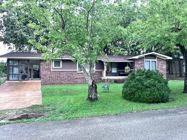 ranch-style house featuring a front yard