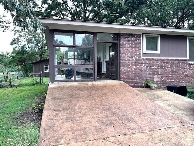 view of front facade featuring a front lawn