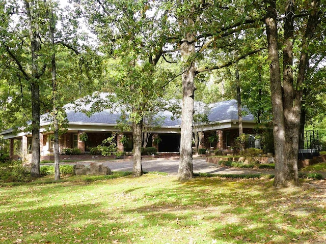 view of front facade featuring a front lawn