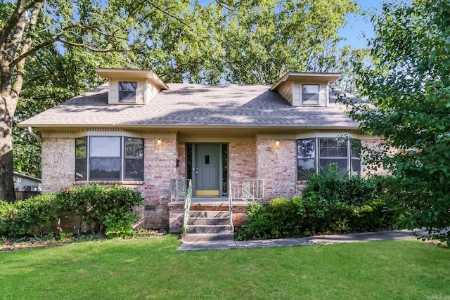 view of front facade featuring a front yard