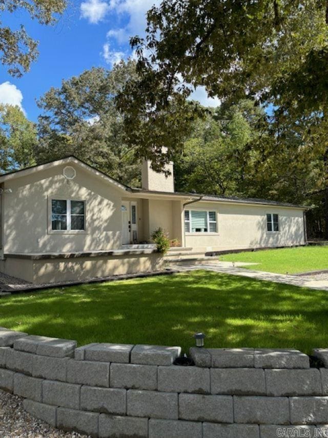 view of front of house featuring a front lawn