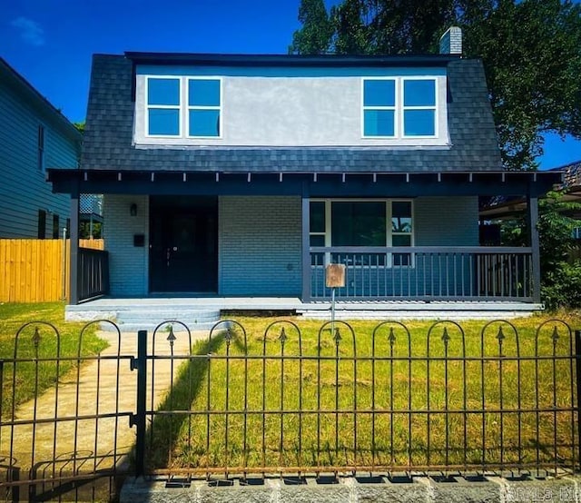 view of front facade featuring a porch and a front lawn