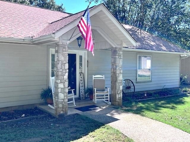 view of front of house with a front yard