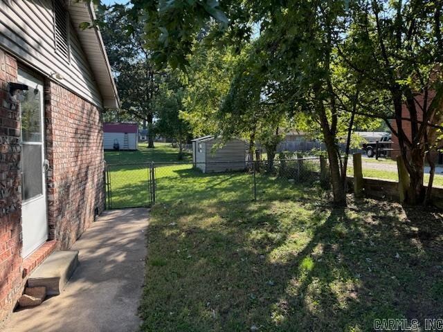 view of yard featuring a storage shed