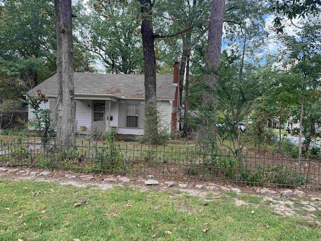 view of front of house with a front yard