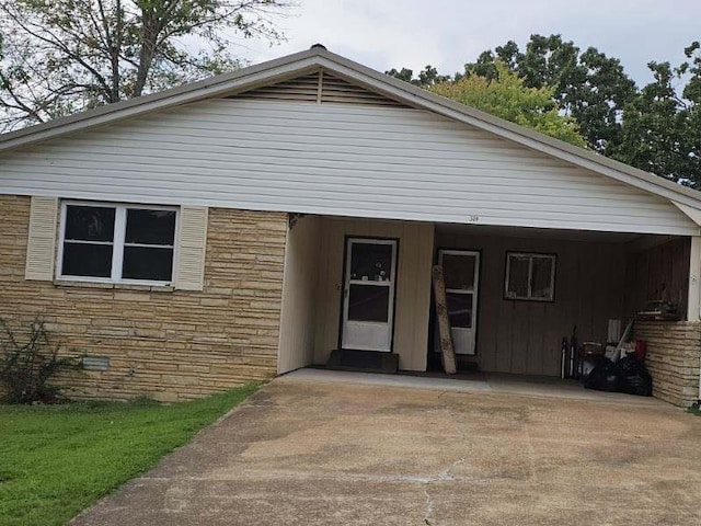 view of front facade featuring a carport