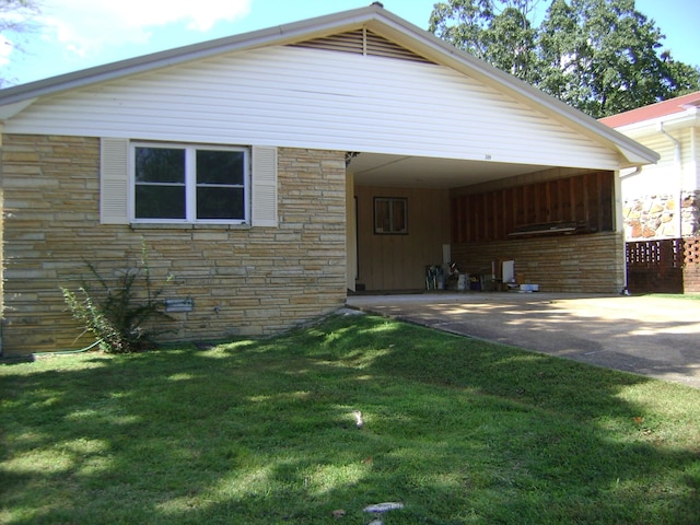 view of front of home with a front yard and a carport