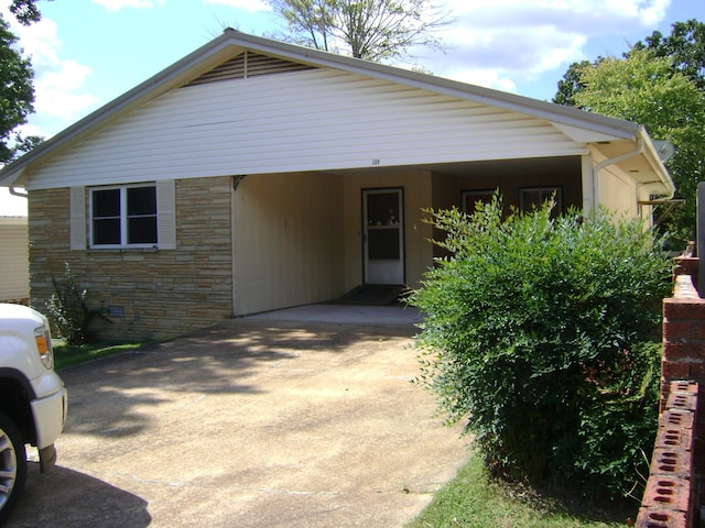 view of front facade featuring a carport