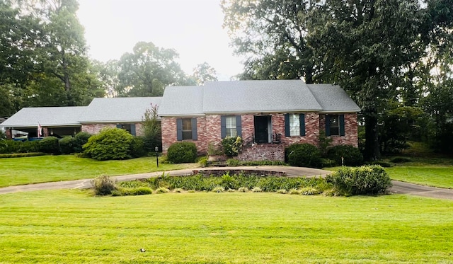 view of front facade featuring a front yard