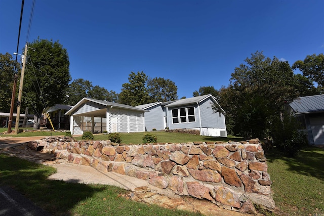 view of front of house featuring a front yard