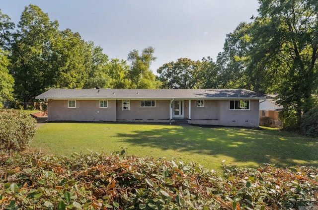 ranch-style home featuring a front lawn