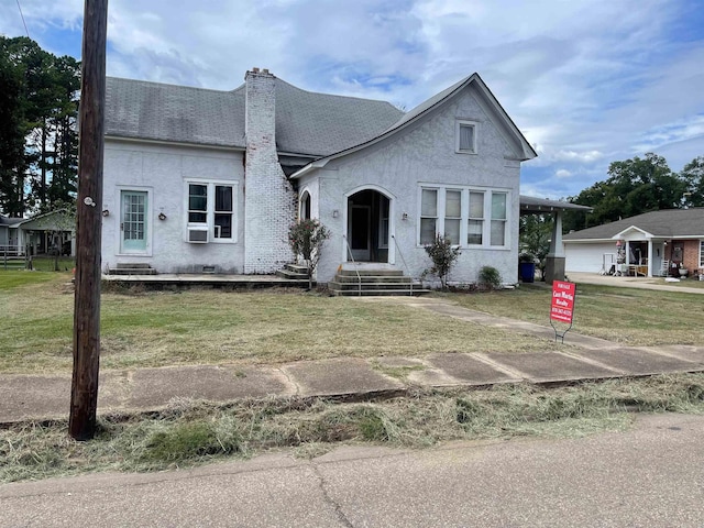 view of front facade featuring a front lawn