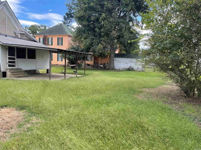 view of yard featuring a patio