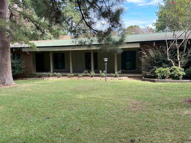 single story home featuring a front yard