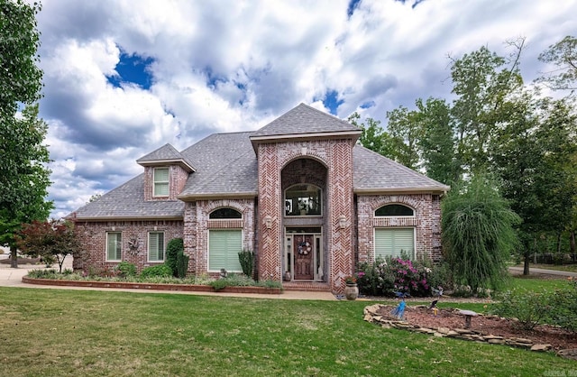 view of front of home featuring a front lawn