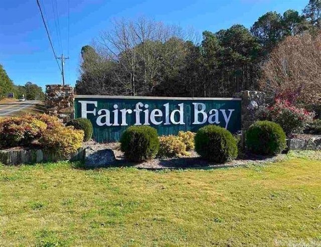 community sign with a lawn