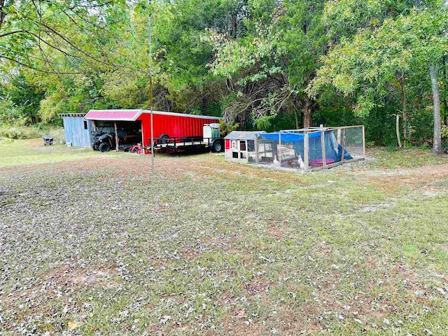 view of yard with an outdoor structure