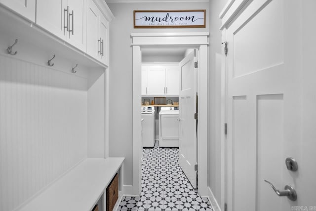 mudroom featuring washer and clothes dryer