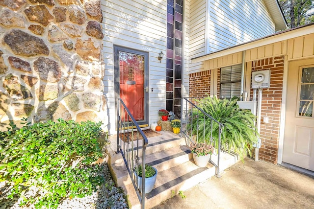 property entrance featuring covered porch