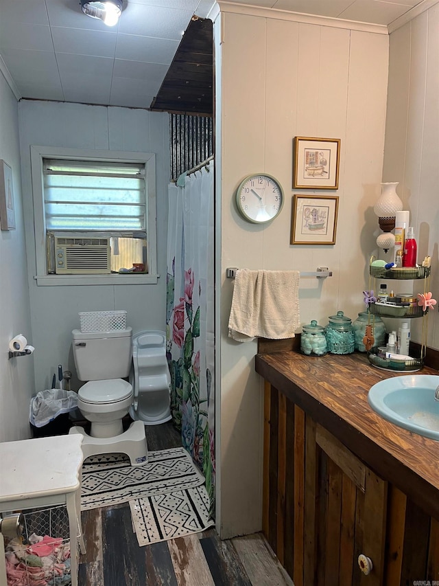 bathroom featuring hardwood / wood-style floors, vanity, toilet, and a shower with curtain