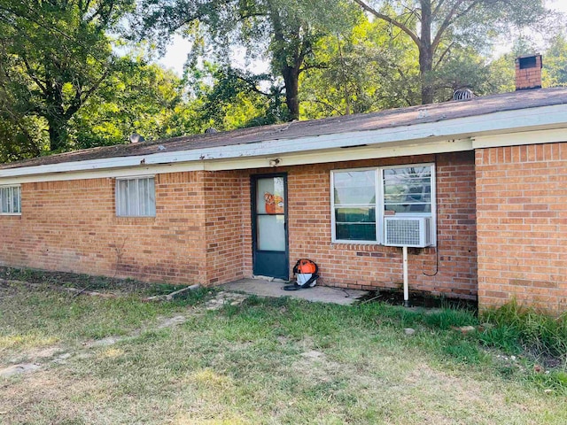 single story home featuring a front yard