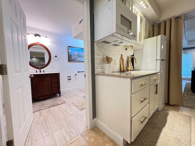 bathroom with backsplash and vanity