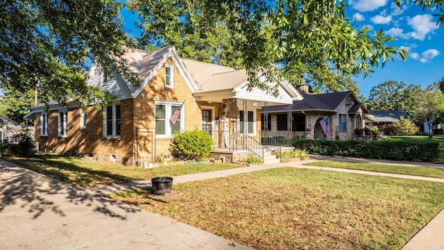 view of front of property featuring a front yard and covered porch