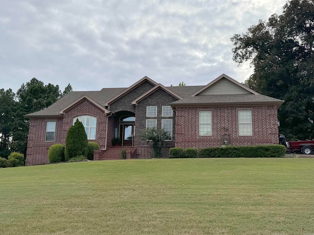 view of front of home featuring a front yard