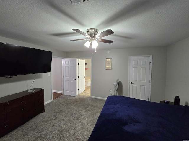 bedroom with ceiling fan, a textured ceiling, connected bathroom, and carpet flooring