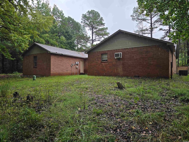 view of yard featuring cooling unit