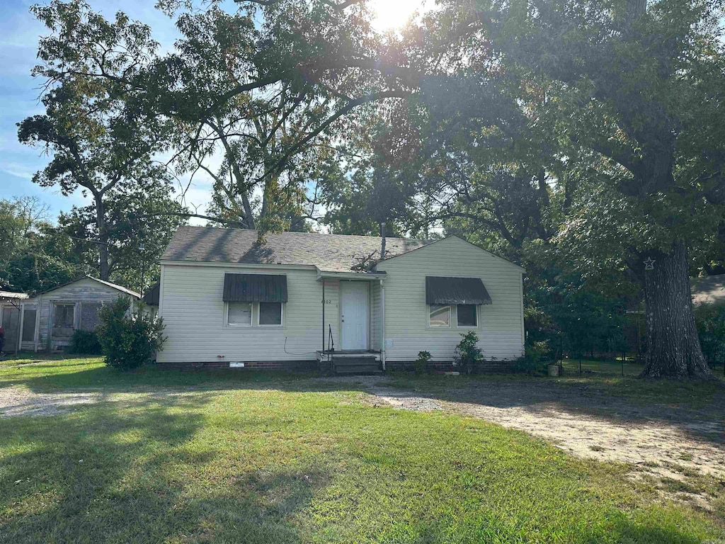 view of front of house with a front lawn