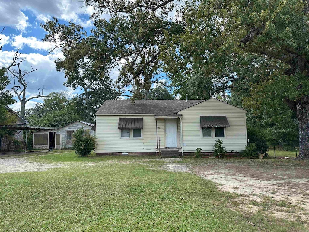 view of front of property featuring a carport and a front yard