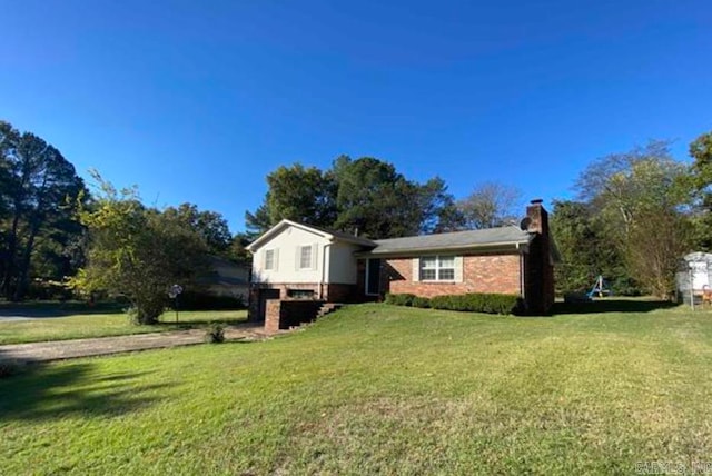 view of front facade featuring a front lawn