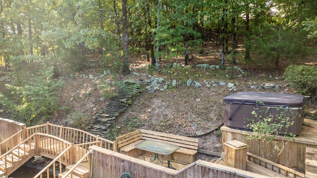 view of yard featuring a hot tub