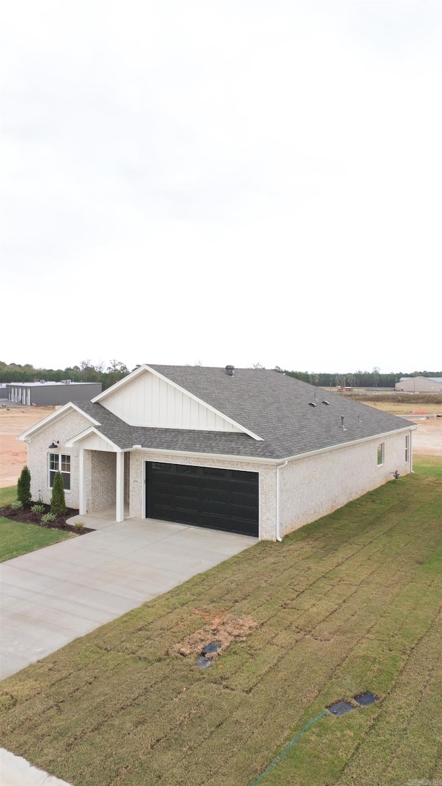 view of front of home featuring a front yard and a garage