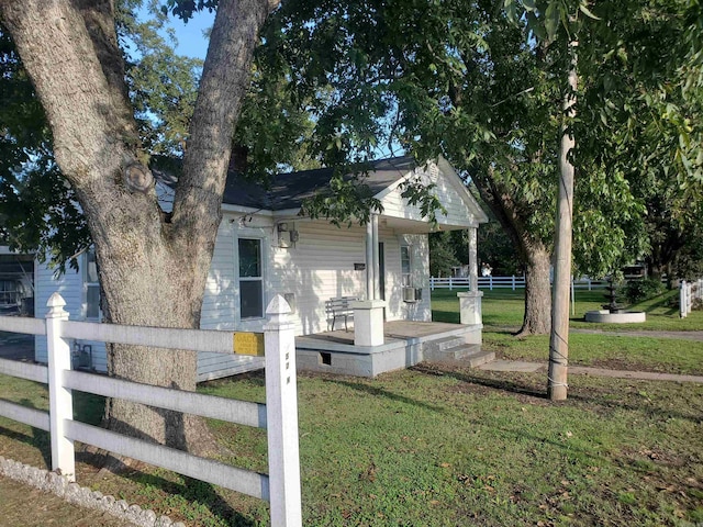 view of front facade featuring a front yard