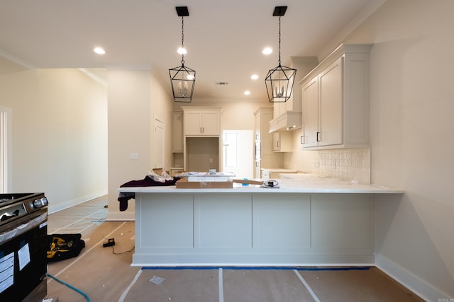 kitchen featuring electric stove, white cabinets, kitchen peninsula, ornamental molding, and decorative light fixtures