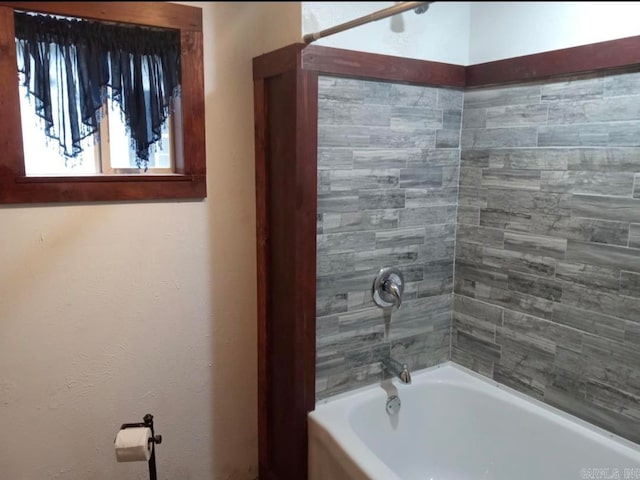 bathroom featuring tiled shower / bath