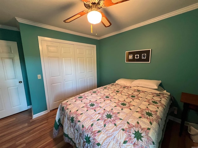 bedroom featuring crown molding, ceiling fan, a closet, and hardwood / wood-style flooring