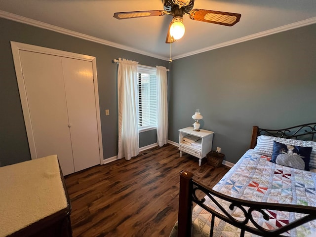 bedroom with ceiling fan, ornamental molding, and dark wood-type flooring