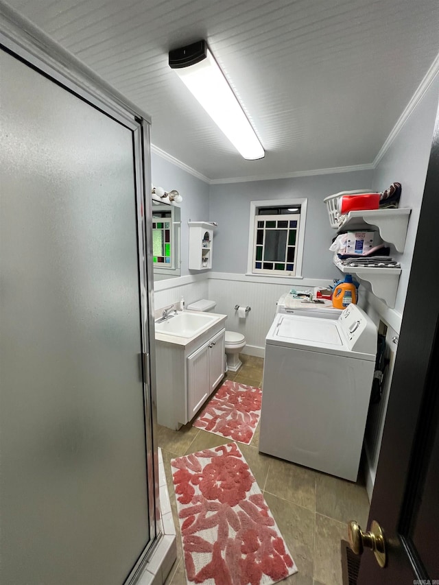 washroom with crown molding, sink, and washing machine and clothes dryer