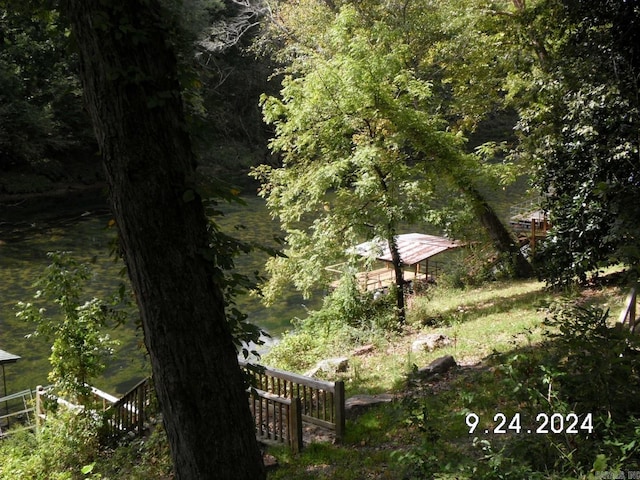 view of yard featuring a water view